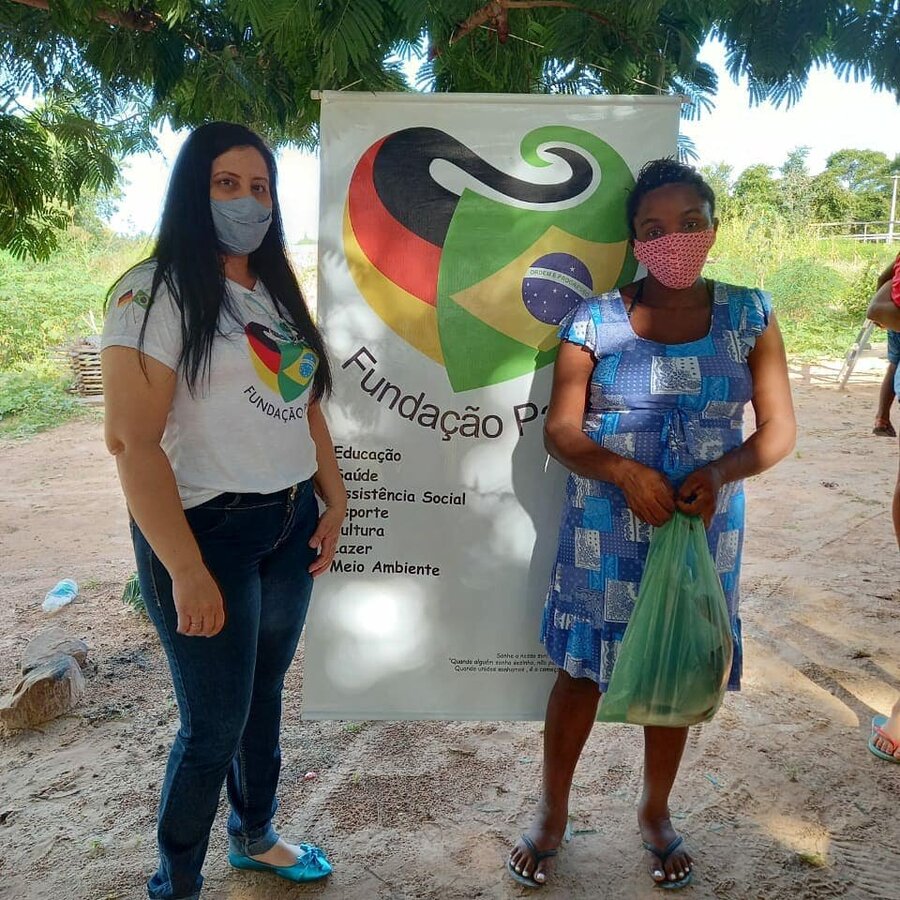 Doações de peixes e cestas básicas para às famílias na zona rural.